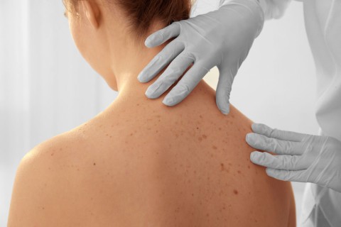 dermatologo controlla nei presso centro medico buonarroti milano