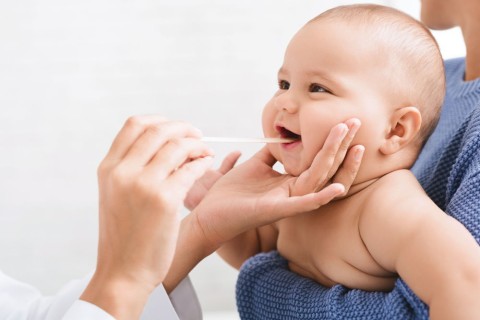 bambino dall'otorino centro medico buonarroti